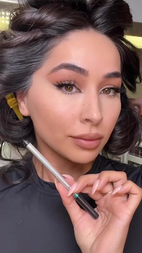 This one is super interesting - not gonna lie I was a bit worried 😂 so you use a black pencil to draw in your contour lines and then use a warmer shade cream to blend it out. It’s suppose to give you - your perfect contour shade?! What do we think of this? 🤔 IB: @lluviarx and @hudabeauty #makeup #makeupartist #makeupideas #makeuptime #contour #contouring #contourhack #makeuphack #makeuphacks #makeupparty #makeupideas #makeuptransformation | Froartistry