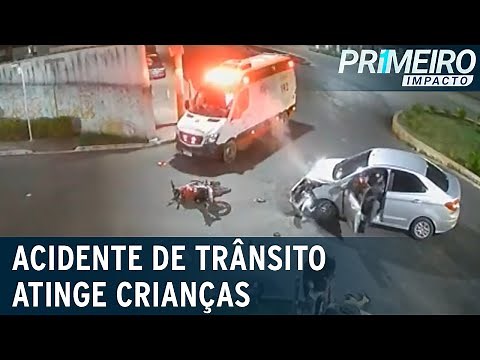 RJ: acidente entre moto e carro atinge pedestres, sendo três crianças | Primeiro Impacto (25/05/22)