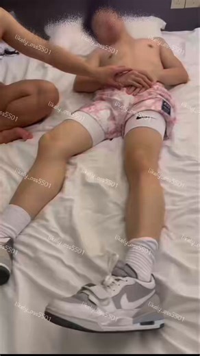 RT @oss5501: #男大 #白袜 #醉酒 健身房偶遇撞见个蠢直男大，肌肉练得挺大，脑子却练得挺差。约酒后一杯昏睡红茶就放倒。练得再好又怎样？睡着了照样是一滩烂泥玩具。