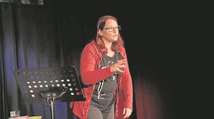 Kabarettistin Anny Hartmann gibt Rückblick inrasantem Tempo