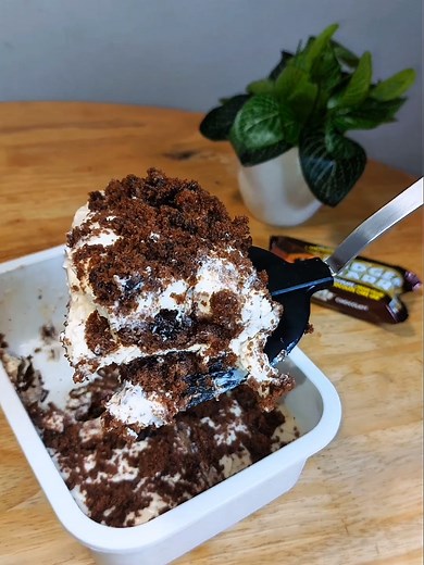2-Ingredient Fudgee Bar Cake Recipe