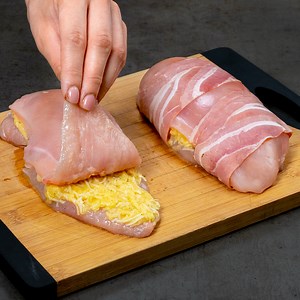 Cum gatesti pieptul de pui cu cartofi fara cuptor. Multumesc pentru truc! Ingrediente: piept de pui - 400 g sare - 5 g piper negru - 5 g bacon - 50 g Pentru umplutură: parmezan - 100 g ouă - 1 buc cartofi - 1 buc sare - 5 g piper negru - 5 g Gătim la foc mediu pe ambele părți câte 15 min | Savuros.TV