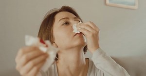 Une femme assise à la maison : vidéo de stock (100 % libre de droit) 3977238575 | Shutterstock