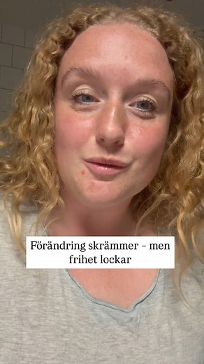 Förändring kan kännas skrämmande. Att gå emot normen ännu mer. Men vet du vad? Det är ofta det modigaste – och bästa – vi kan göra för oss själva. Jag valde att lyssna inåt. Att ifrågasätta hur jag ville leva, inte bara hur jag borde leva. Och steg för steg började jag hitta tillbaka… till mig själv. Det kräver mod att välja sin egen väg – men det är där friheten bor. #frihet #sjuksköterska #livsstil #förändring | Emvia
