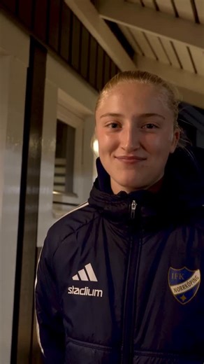 IFK Norrköping on Instagram: "Elma 9 år fick en tidig julklapp levererad av Wilma Leidhammar 🤶🏻 Gör som Elma, skaffa årskort! Ifknorrkoping.ebiljett.nu 🎟️"