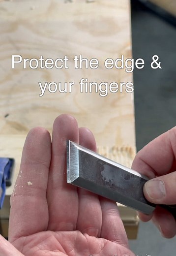 Razor sharp… no protection 😬 A sharp edge is easy to damage — and even easier to cut yourself. Quick cardboard fix to protect both. Simple. Smart. Safe. #woodworking #chisel #woodworkingtips #toolsafety #diyshop