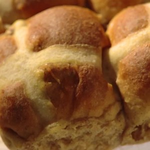 En ce Vendredi saint, pourquoi ne pas cuisiner de bonnes brioches de Pâques avec Soeur Angèle! ✝️ 👼 La recette complète de brioches est ici 👉 http://rc.ca/SNSF9x | L'épicerie