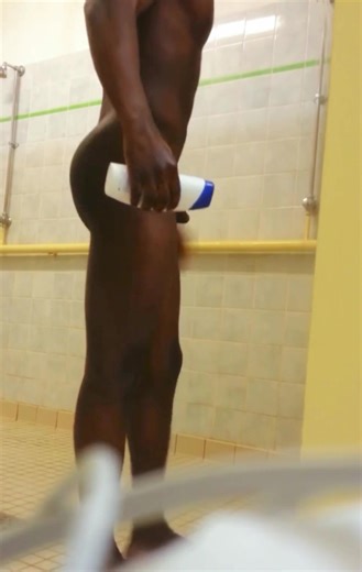 MI PRIMA , CLARITA AHORA EN LA DUCHA