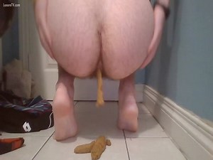 Touch me while I make a poo 😖💩