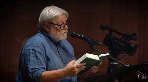 Parti Nagy Lajos felolvasásával búcsúzunk a magyar költészet napjától. Októberi In Pari esténken költészet fonódott össze kortárs zenével, Parti Nagy Lajos szövegeire Márkos Albert, Bartokos Botond és Kovács Gergely improvizáltak. Hallgassátok meg az este programjából a Szódalovaglás verseskönyv néhány részletét! | Magyar Zene Háza
