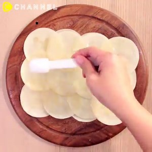 164K views · 2.1K reactions | Dumpling Wrappers Dessert ~ Crispy Sugary Pie! via C CHANNEL Food To watch more videos, download the C CHANNEL app from the App Store or google play store! :) | C Channel | Facebook