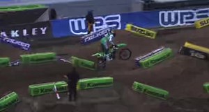 That was a huge one from Jason Anderson in Q1 😳 (via @ElHombre21) #SupercrossLIVE | Blake 'Bilko' Williams