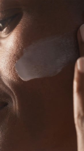 8.5K views · 379 reactions | La Mer moisture is gaining momentum. Through the bioenergetic force of Miracle Broth™, The Moisturizing Soft Cream amplifies skin’s energy to help visibly reverse age. #LaMerGivesSkinLife #LaMer #LaMerSkincare #MiracleBroth #LaMerSoftCream | La Mer | Facebook