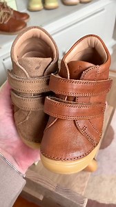 🦶Petit Nord hat uns ihre handgefertigten Lauflernschuhe geschickt. Sie sind richtig weiche und flexible Schuhe für die ganz Kleinen, die zum ersten Mal Schuhe tragen müssen. Sie sind mit Zehenschutz vorne ausgestattet, damit die Zehen beim Spielen geschützt sind ❤️⁠ 🦶Normale Weite 🦶Gummisohle 🦶Lederfutter 🦶Wildleder 🦶Mit Klettverschluss verschließen 🦶Handgemacht 🦶100% ökologisches, pflanzlich gegerbtes, biologisch abbaubares und chromfreies Leder ⁠ 🔎 Wo? Die Schuhe hier finden 👉 https:
