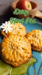 These Daisy Hand Pies from Bake Fest instructor alum @artesaocookiemolds are the cutest! Their silicone cookie molds are so versatile! 🌼💙 Repost @artesaocookiemolds #handpie #handpies #dessert #pie #pies #sweets #sweettreats #cookiemold #cookiemolds | The Bake Fest