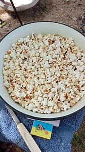 🌽🍿 Floricele de porumb la tigaie, sau „cucoșăi” cum le spunem noi, cei din valea Prutului a ținutului Hotin. În timp ce boabe de porumb prăjite sar din tigaie, bătrânii obișnuiau să spună: „Sariț cucoș din peni, c-va-face mamuca izmene” 🐔😍 Ați preparat vreodată? | Sufletul Moldovei