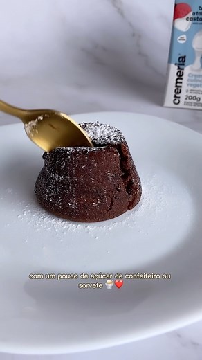 Petit gateau ou molleux au chocolat! 🫶🏻 Hoje é dia de receita e vou mostrar aqui como fazer esse petit gateau veganinho para você conquistar a/o crush ou fazer a mozão (ou o mozão) a ficar mais apaixonada/o ainda 🌱❤️ Pra ficar ainda mais gostoso: sirva com sorvete! Ingredientes do recheio: - 100g de cremeria da @ataldacastanha - 150g chocolate 50% cacau - Pitada de flor de sal (opcional) Ingredientes petit gateau: - 65g cremeria - 60g de água - 2g de proteína vegetal (sem sabor) - 140g de far