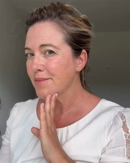 Eine einfache Geste, ein sichtbarer Lifting-Effekt! Das Resveratrol-Lift-Serum ist der Beginn einer umfassenden Anti-Aging-Routine, die alles verändert. Auch Ihre Haut verdient diese Zuwendung. https://bit.ly/468P7Eu | Caudalie