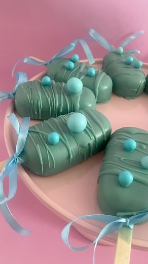 Baby Shower. Cakesicles Oreo i Muffiny waniliowe z kremem z białej czekolady. Wszystko dopasowane kolorystycznie do tortu ☺️ #babyshower #babyboy #cakesicles #słodkościnazamówienie #gdańsk #sopot | Słodzimy by Pollak