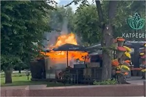 Vaizdo įraše – gaisro restorane akimirkos: kelių metrų ugnies stulpas ir žmonių išgąstis