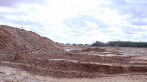 52K views · 2.9K reactions | Maamulka Magaalada Dhuusamareeb oo ka duulaya digniinaha hey'adda maareynta musiibooyinka Qaranka ayaa dhisme kuwada biyo xireenada iyo buundooyinka Magaalada. | Telefishinka Qaranka Soomaaliyeed | Facebook