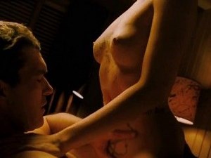 Autumn Reeser, Sienna Guillory, The Big Bang Escenas de Sexo (both Versions) - Ver vídeo online