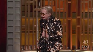 gente a demi moore vai quebrar tudo em casa sabendo que deram um oscar pra uma idosa e ainda por um filme de terror kkkkk ai coitada