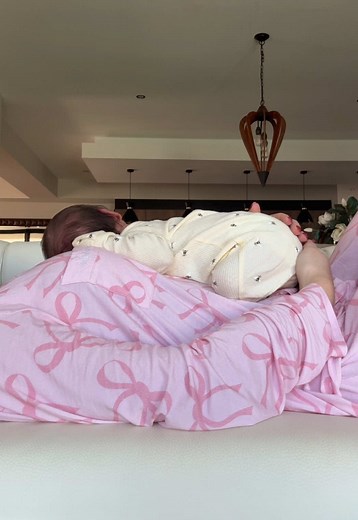my little snuggle bug🥹 I still can’t believe she was in my belly just a few weeks ago! During pregnancy, I was so impatient waiting for my bump to show 😂 I feel like I never properly popped until the third trimester… Mummas, when do you think you really popped during your first pregnancy? 👶🏻✨ The fact I grew a tiny human inside me for 9 months and now I’m holding her in my arms is something I’ll never get over. Our bodies truly are incredible. #pregnancy #pregnantbelly #pregnancyjourney #bum