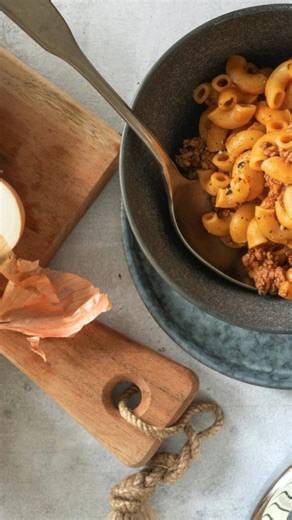 Es war zwar sehr knapp, aber am Ende habt Ihr Euch doch für die Nudeln entschieden 🍝🍽️ Deshalb kochen wir heute Hörnchennudeln mit Hackfleischsauce für Euch 🍳 Schreibt uns gerne in die Kommentare wie Euch das Gericht geschmeckt hat 😋 #amc #kochenmitamc #besseressenbesserleben #smartcooking #gesundeskochen #pasta #italianfood | AMC