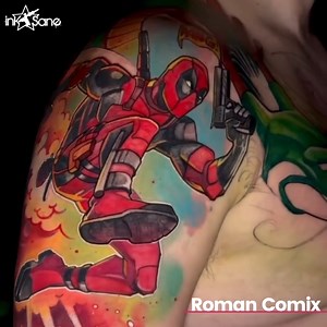 Een van Roman Comix zijn beroemdste creaties is deze Deadpool tattoo. De tattoo toont het bekende personage uit de Marvel-strips en -films, compleet met het karakteristieke masker en het rode kostuum. De details en kleuren van de tattoo zijn verbluffend, waardoor het lijkt alsof Deadpool zo uit de huid springt. | Inksane tattoo en piercing