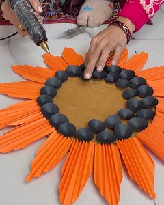 Circle shaped wall decor- DIY Ideas #wallhanging #diyideas #crafts | Craft Engineer