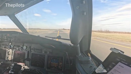 Landing view Boeing 737 from cockpit Morning landing #aviation #airport #britishairways #boeing737 #cockpitview #cockpitexperience #aviationdaily #airplanespotting #pilots #americanairlines | The pilots