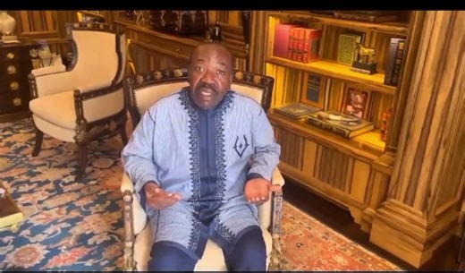 #Gabon : Appel à l'aide d'Ali Bongo dans une vidéo surréaliste en... anglais "Help me, all my friends over the world." Ce sont probablement les derniers mots du dictateur de la dynastie Bongo. Ali Bongo fait appel à ses "amis du monde" à l'aide, dans un anglais approximatif. Il se prétend "séquestré" et ne sait ni où se trouve sa femme ni où se trouve son fils. À l'instar du Niger, le tyran ne s'adresse pas à son peuple mais plutôt à l'étranger, signe distinctif des régimes illégitimes. Rédactio