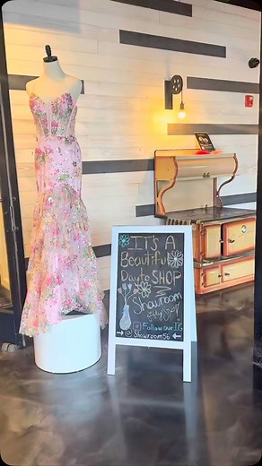 SOOOO many prom shoppers! 💚 #prom #shoplocal #supportsmallbusiness #shopsmall #fashion #style #boutiqueshopping #saturday #promdresses | Showroom56