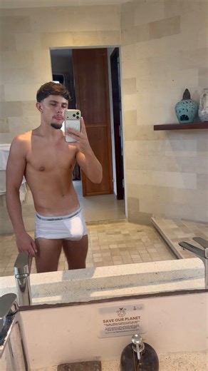 Model: Haz 👑@haxzy05 British Fit lad with a sexy accent bulging and stretching out his grey and white Calvin Klein boxer briefs! #calvinkleinboxers #calvinkleinunderwear #bigcock #bulge #hotguys #hugebulge #gayporn #gaysex https://t.co/lw0t0gybtK