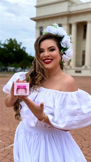 😍😍 USHAS MILK FACE CREAM. Combina los beneficios hidratantes y nutritivos de la leche con una fórmula ligera y efectiva. Aquí tienes cinco de sus principales ventajas: ✨ Hidratación intensa: La leche es rica en nutrientes que penetran en las capas profundas de la piel, proporcionando una hidratación duradera y dejando la piel suave y tersa. ✨ Nutrición para la piel: Contiene vitaminas y proteínas esenciales que revitalizan la piel, mejorando su elasticidad y luminosidad. ✨ Efecto calmante y su