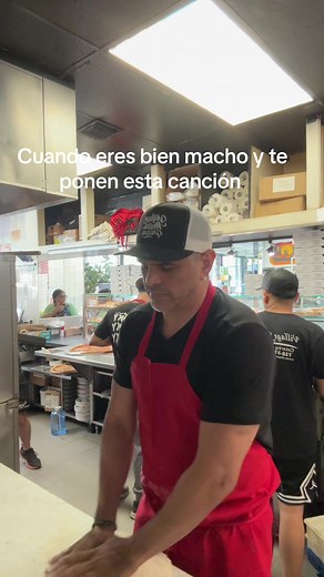 Cuando eres bien macho y te ponen esta canción — sketch humor viral
