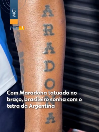 Fã dos 'hermanos' - No interior de Minas Gerais, mais precisamente no Triângulo Mineiro, em Uberaba, um brasileiro ainda alimenta a esperança de ver sua seleção conquistar o título mundial no próximo domingo (19). É que a equipe que conquistou o coração de Leandro Borges do Nascimento, uberabense de 38 anos, é a Argentina. O quarto decorado com referências à Argentina, as diversas camisas da seleção e, principalmente, o nome de Maradona tatuado no braço, logo acima das iniciais AFA, sigla da Ass