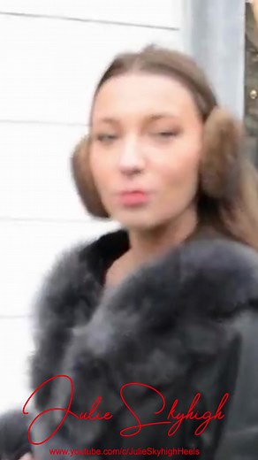 Julie Skyhigh y sus tacones rotos en la calle