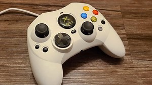 Hyperkin DuchesS revives iconic Original Xbox S controller