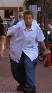 😢 Un joven argentino ha sido diagnosticado con el "Síndrome de Proteus", una extraña enfermedad que lo hace crecer de manera anormal y también sufre de tumores benignos. Esta enfermedad fue conocida por primera vez en el hombre elefante. 🩺🐘 #MiCuerpoMiDesafío | Discovery Latinoamérica