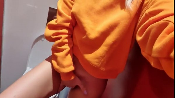 She can't wait anymore Risky masturbation in aeroport toilet