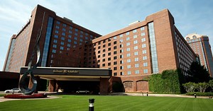 Mujer es despedida por video advirtiendo sobre agentes de ICE en el Hilton Anatole Dallas