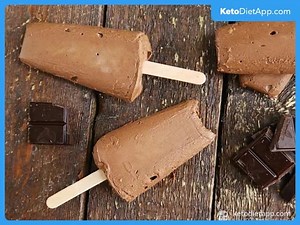 Keto Chocolate Popsicles These creamy low-carb chocolate popsicles are dairy-free and super creamy thanks to a secret ingredient! ➡ https://ketodietapp.com/Blog/lchf/keto-chocolate-popsicles | KetoDiet App | Facebook