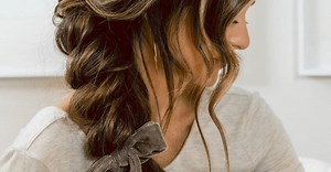 Warkocz na boku – jak go zrobić krok po kroku? Fryzury z warkoczem na boku [GALERIA]