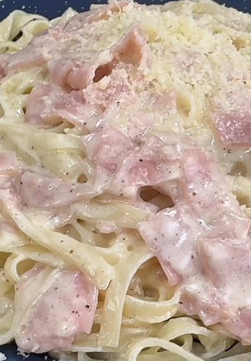 Esta es la pasta más fácil y rica para salvar tu almuerzo! Sancocha los fideos que tengas en casa. Para 4 personas, derrite 1 buena cucharada de mantequilla, agregas y doras 200 jamoncito picado, añades 2 tazas de crema de leche o leche evaporada mezclada con 1 cucharada de harina y básico 1 cucharita de nuez moscada. Dejamos que de un hervor, y pasamos directamente la pasta a nuestra salsa, le ponemos ¼ de taza de queso parmesano y dejamos en el fuego por 3 minutos y así la pasta tomará todo el