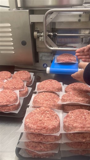 17K views · 111 reactions | BURGER BOX!! 32 100% beef burger patties on sale now! That's MEAT, SALT and PEPPER - and NOTHING ELSE. :)* Jusk $60 for 5kg of these thick, juicy burger patties. Shipping to NSW, VIC, ACT and parts of QLD. * unless you choose the option with flavourings  | Farmer to Fridge | Facebook