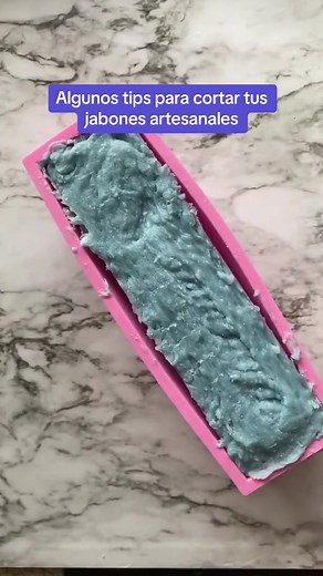 Como cortar jabones artesanales sin cortador de cuerdas! Envíanos un mensaje para entrar a las clases online 🧼 #saponificacionenfrio #jabonesartesanales #jabonesnaturales #jabonvegano #jabonesdecorativos #recetajabon #jabonesdeglicerina #jabonescaseros #jaboneriaartesanal #jabonhechoamano #jabonfacil #cosmeticaartesanal #cosmeticanatural#jabonhechoamano #jabonfacial | Alquimia - Jabonería