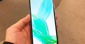 Sharp ra mắt AQUOS R2 Compact, smartphone có cả nốt ruồi và tai thỏ