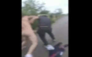 VIDEO șocant. Tânăr reținut după ce a umblat în pielea goală pe stradă, a bătut și agresat sexual oameni - Știrile ProTV